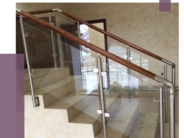 Комбинированные перила из металла и дерева в Прохладном