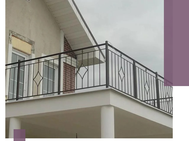 Изготовление балконных ограждений в Прохладном из металла и стекла